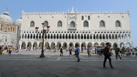 Venedig-Italien-Ein-Tourist-Macht-Ein-Foto-Vom-Dogenpalast