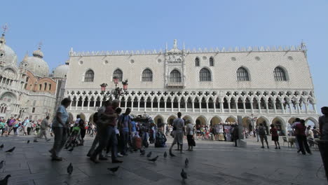 Venedig-Italien-Dogenpalast-Tauben-und-Touristen