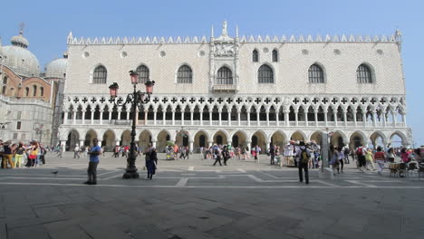 Venice-Italy-Doge's-Palace-with-tourists-time-lapse