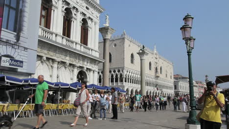 Venedig-Italien-Dogenpalast-Mit-Touristen