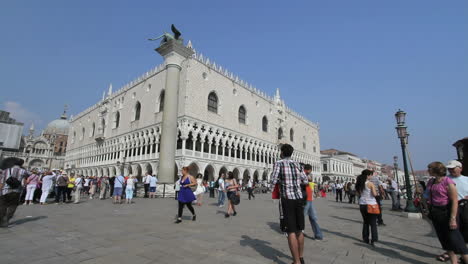 Venedig-Italien-Dogenpalast-Mit-Touristen-Ein-Foto-Machen