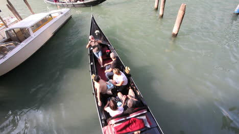 Gran-Canal-De-Venecia-Italia-Mirando-Hacia-Abajo-En-Una-Góndola