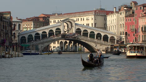 Venedig-Italien-Gondel-An-Der-Rialtobrücke