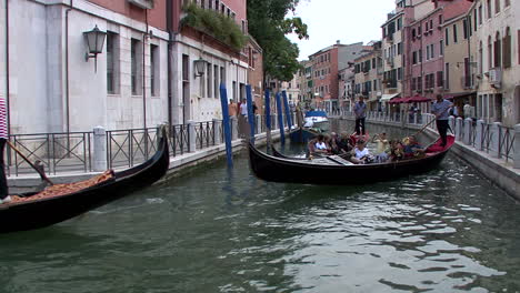 Venedig-Italien-Gondel-Flottille-Im-Kanal