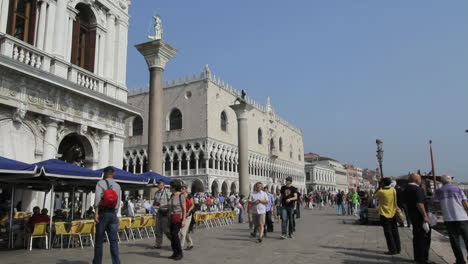 Venedig-Italien-Touristen-Passieren-Straßencafé