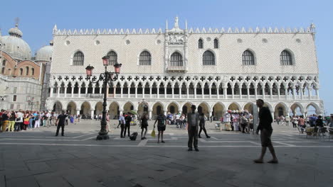 Venedig-Italien-Touristen-Wandern-Vor-Dem-Dogenpalast