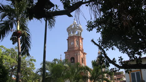 Mexiko-Puerto-Vallarta-Kirche-Durch-Bäume