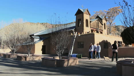 Chimayo-New-Mexico-Wallfahrtskirche-Seitenansicht