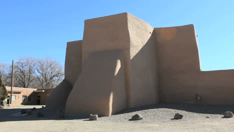 New-Mexico-Ranchos-de-Taos-back-of-church