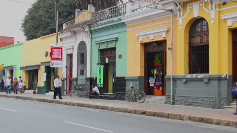 Lima-Peru-Barranco-Viertel-Geschäfte-und-Straße