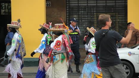 Festival-De-Lima-Peru-Bailarines-Caminan-Por