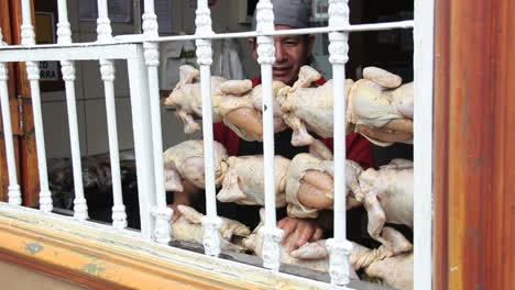 Lima-Peru-Mann-Beobachtet-Hühner-Beim-Braten