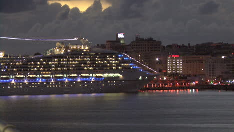 San-Juan-Peerto-Rico-cruise-ship-at-night
