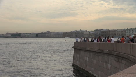 San-Petersburgo,-Rusia,-Río-Neva,-Turistas