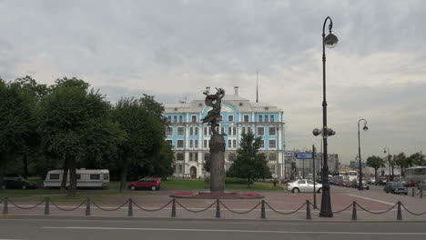 St-Petersburg-Russia-statue-and-building