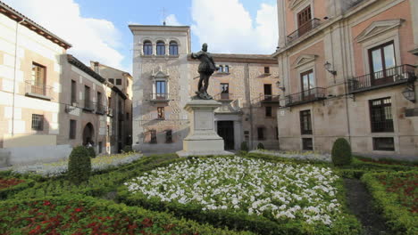 Madrid-Spanien-Plaza-De-La-Villa-Mit-Statue