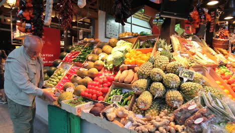 Madrid-Spain-market-with-man-and-fruit
