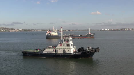 Uruguay-Montevideo-Lotsenboot-und-Schiff