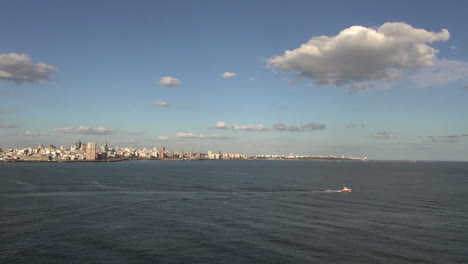Uruguay-Montevideo-Skyline-In-Der-Ferne