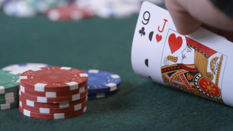 Extreme-Nahaufnahme-Eines-Pokerspielers,-Der-Vor-Dem-Wetten-Karten-überprüft
