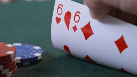 Extreme-Nahaufnahme-Eines-Pokerspielers,-Der-Seine-Karten-überprüft