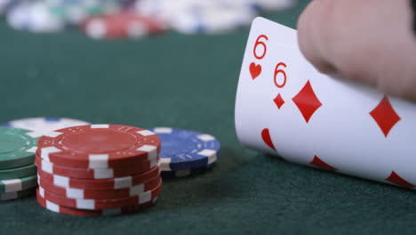 Extreme-Nahaufnahme-Eines-Pokerspielers,-Der-Seine-Karten-Vor-Dem-Überprüfen-Betrachtet