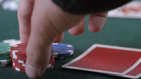 Extreme-Nahaufnahme-Eines-Pokerspielers,-Der-Karten-überprüft,-Bevor-Er-Eine-Wette-Platziert