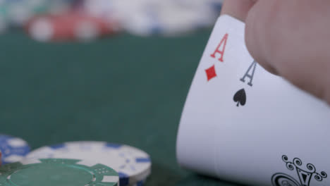 Extreme-Nahaufnahme-Eines-Pokerspielers,-Der-Auf-Seine-Pocket-Asse-Schaut