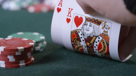 Extreme-Nahaufnahme-Eines-Pokerspielers,-Der-Ass-King-Suited-Anschaut