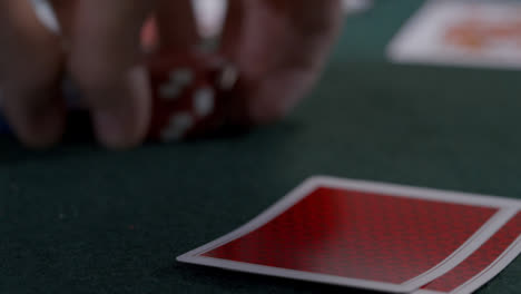Extreme-Nahaufnahme-Eines-Pokerspielers,-Der-Vor-Dem-Bluffen-Auf-Sieben-Zwei-Schaut