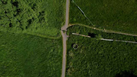 Drone-Shot-Mirando-Hacia-Abajo-En-El-Sendero-Rural