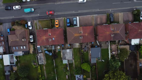 Drone-Shot-Mirando-Hacia-Abajo-Y-Pasando-Por-Encima-De-Las-Casas-Residenciales