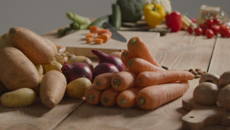 Sockelaufnahme,-Die-über-Rustikalem-Holztisch-Mit-Gemüse-Aufsteigt
