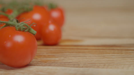 Nahaufnahme-Von-Tomaten-Auf-Rustikalem-Holztisch-Mit-Kopierraum