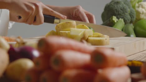 Tracking-Shot-of-Young-Adult-Woman-Slicing-Courgette-01