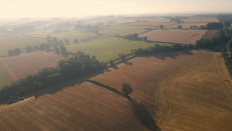 Drohnenschuss-Fliegt-über-Englische-Landschaftsfelder
