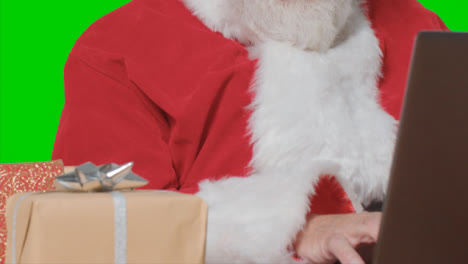 Sockelaufnahme-Des-Weihnachtsmannes-Beim-Tippen-Auf-Dem-Laptop