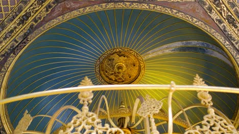 Flachwinkelaufnahme-Mit-Blick-Auf-Die-Decke-Der-Hagia-Sophia-Kuppel