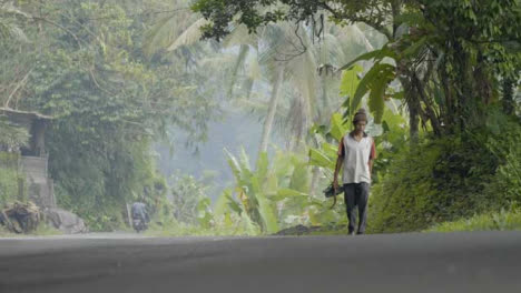 Lange-Aufnahme-Eines-Mannes,-Der-Durch-Bali-Geht