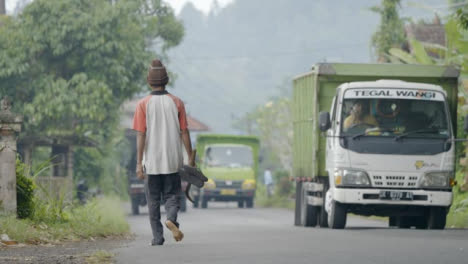 Totale-Aufnahme-Von-Mann-Zu-Fuß-Und-Fahrzeugen,-Die-Auf-Bali-Fahren