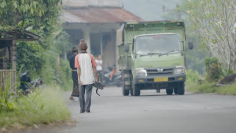 Lange-Aufnahme-Von-Männern-Und-Fahrzeugen,-Die-Auf-Bali-Fahren