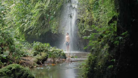 Totaler-Mann-Stand-Unter-Wasserfall-In-Bali