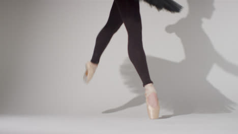 Low-Angle-Shot-Von-Balletttänzerfüßen-Auf-Pointe