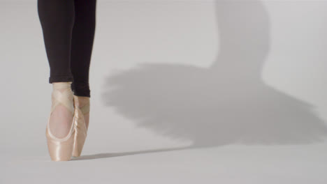 Low-Angle-Shot-Von-Balletttänzern,-Die-Füße-Springen