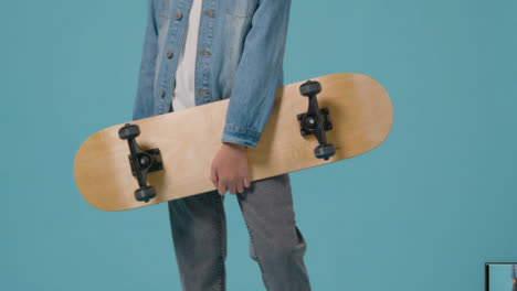 Halbaufnahme-Eines-Kindes,-Das-Skateboard-Hält