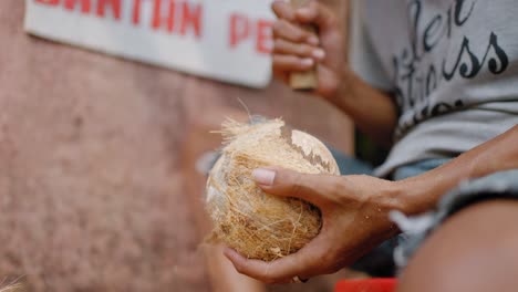 Nahaufnahme-Von-Händen,-Die-Kokosfasern-Rasieren