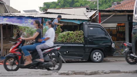 Wide-Shot-of-Workers-Unloading-Bananas-from-Van