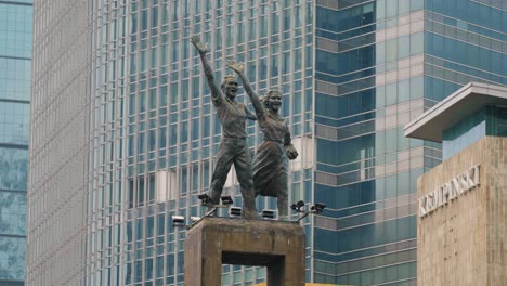 Long-Shot-of-the-Selamat-Datang-Statue-In-Jakarta