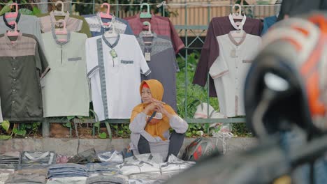 Long-Shot-of-Woman-Selling-in-Jakarta