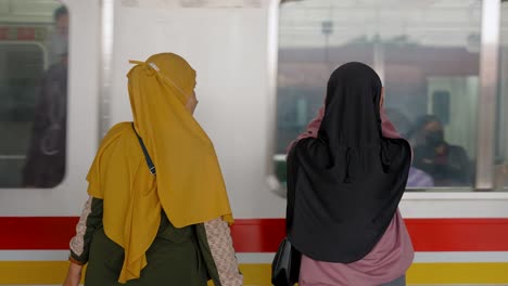 Tiro-Medio-De-Mujeres-Esperando-El-Tren-En-Yakarta
